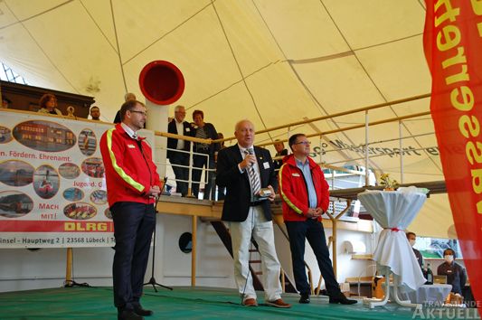 Jens Andermann, Vorsitzender des Förderkreises der DLRG Lübeck, übergibt den neuen Einsatzwagen. Foto: <b>DLRG</b>