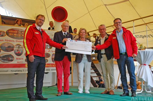 Der Lions Club Passat spendet für den Wasserrettungsdienst der DLRG Lübeck in Travemünde 3000 Euro. Foto: <b>DLRG</b>