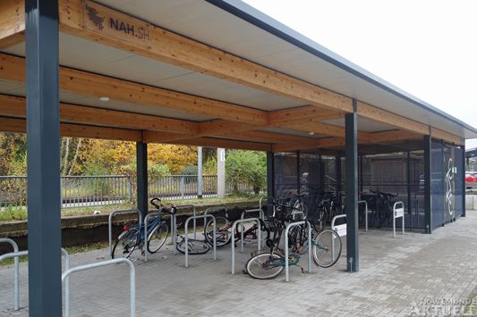 Fahrradunterstand oder Schrottplatz? Der Unterstand am Hafenbahnhof wurde von Vandalen heimgesucht. Fotos: <b>TA</b>