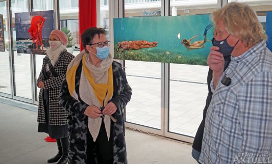 Die Travemünder Künstlerinnen Ina Marie Herr (links) und Ninette Mathiessen gratulierten am Freitag Wim Westfield (rechts) zur neuen Galerie. Foto: <b>TA</b>