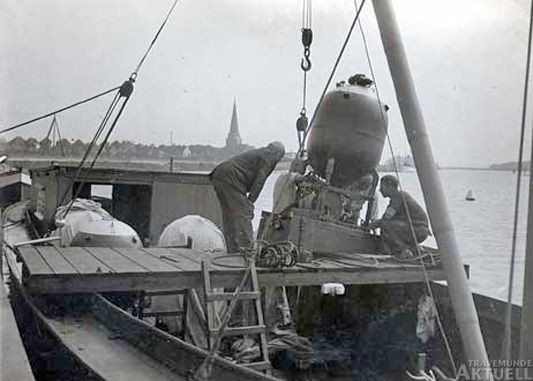 Bei jedem Krieg landet auch Munition in der Umwelt. Insofern wirken die Auswirkungen selbst 100 Jahre später noch nach. Das Foto zeigt einen Bombenversuch im Travemünde der 1920er Jahre. Foto: <b>ARCHIV TA</b>