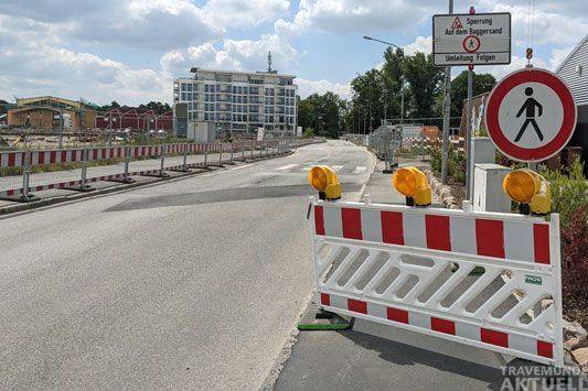 Die Straße »Auf dem Baggersand« ist zwischen den Großbaustellen derzeit für Fußgänger gesperrt. Fotos: <b>HELGE NORMANN</b>