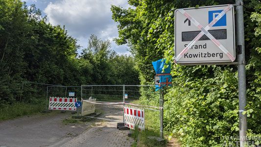 Ein Teil des Parkplatzes Kowitzberg ist aufgrund von Bauarbeiten gesperrt. »Wir freuen uns über ihren Besuch im Frühjahr/Sommer 2021« steht auf einem Schild am Bauzaun. Fotos: <b>HELGE NORMANN</b>