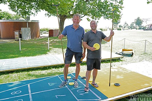Neue Freizeitanlage für Travemünde: Henning Schumann (links) und Lars Detlefsen eröffnen ihre Shuffleboard-Bahnen im Veranstaltungszentrum Brügmanngarten. Fotos: <b>KARL ERHARD VÖGELE</b>
