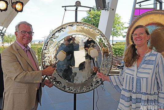 Mit einem Gongschlag eröffnen Veranstalterin Britta Gerdes-Petersen und Stadtpräsident Klaus Puschaddel die Veranstaltung. Foto: <b>KEV/ARCHIV TA</b>