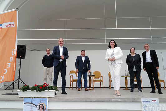 Diskutierten über Wirtschaftspolitik: Dominik Burziwoda (Perfood), Ralph Brinkhaus, Peter Bode (Habotec), Prof. Claudia Schmidtke, Britta Balden (SmartLoc) und Dr. Christoph Willers (Allergopharma). Fotos: <b>KARL ERHARD VÖGELE</b>