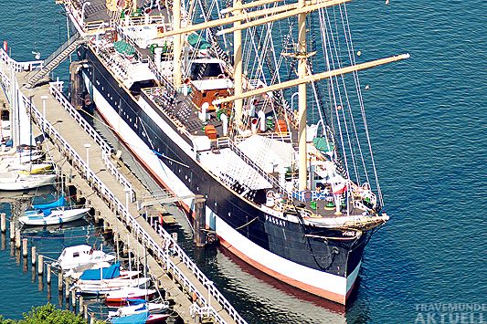 In dem Archivfoto ist im achteren Bereich die Gangway für die Besucher zusehen und weiter vorne Richtung Bug die Gangway als Notausgang und für die Versorgung des Schiffes.