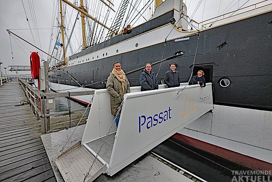 Christiane Levermann, Sachbearbeitung Passat, Gerhard Grothe, Bootsmann der Passat, Dr. Hans-Joachim Friedemann, Bereichsleitung Schule und Sport, Monika Frank, Senatorin für Kultur und Bildung (v.l.n.r.).
