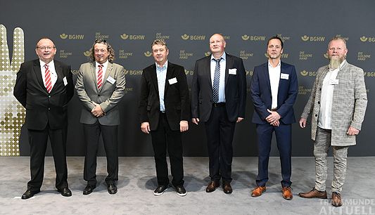 v.li. Karsten Brüning (LHG-Terminalleiter Stadthäfen), Michael Sorg (Fachkraft für Arbeitssicherheit) sowie die vier Retter Lorenz Wilhelm, Jörg Kessner, René Schlottmann und Marco Jöhnck.