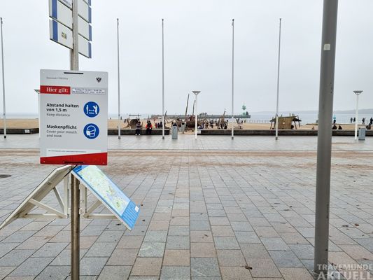 Ein Hinweisschild hängt am Ende der Straße Am Leuchtenfeld beim Zugang zur Strandpromenade.