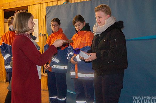 Finja Hicken erhält hier von Christine Jaacks-Mirow (1. Vorsitzende des Vereins Haus der Jugend Travemünde e.V.) ein individuelles Geschenk vom Verein.