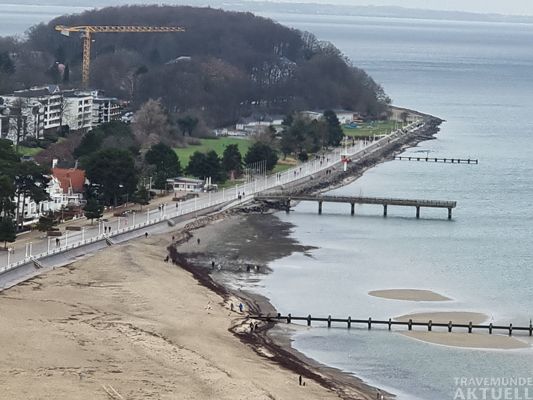 Der Wasserstand kann sehr gut von der Strandpromenade auf Höhe der Seebrücke aus beobachten werden. – Foto: TA