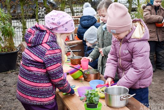 Die Kinder nahmen ihre neue Outdoor-Küche sofort begeistert in Beschlag. – Foto: Kitawerk