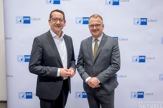 Die neue Spitze der IHK zu Lübeck: Hauptgeschäftsführer Lars Schöning und Präses Hagen Goldbeck (rechts). – Foto: Fotoagentur 54°/Felix König