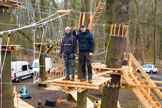 1. Februar 2022, auch bei Nieselregen posieren Nick Moritz und Tillmann Liden für die TA, danach wird gleich weitergebaut. – Fotos: TA