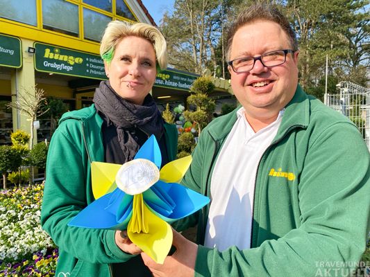 Gemeinsam für den guten Zweck: Sabine Watzinger, Mitarbeiterin der Gärtnerei Hinze in Lübeck, und Inhaber Stefan Kaben wollen die Opfer des Krieges in der Ukraine unterstützen. – Foto: Gärtnerei Hinze