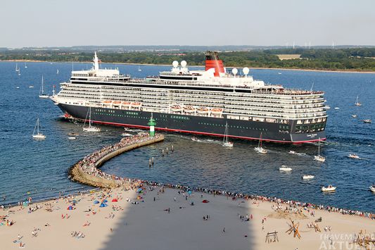 Die »Queen Elizabeth« der Kreuzfahrtreederei Cunard 2018 in Travemünde. – Foto: TA