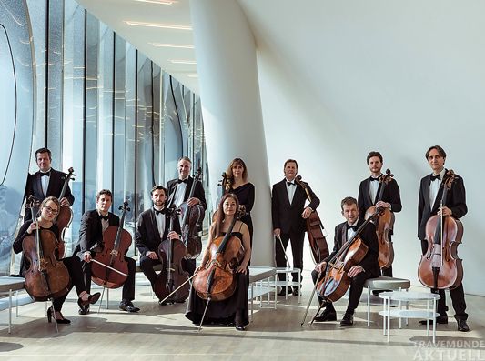 Die Elphcellisten des NDR Elbphilharmonie Orchesters musizieren am 19. Juni 2022 im ATLANTIC Grand Hotel Travemünde. Foto: Veranstalter
