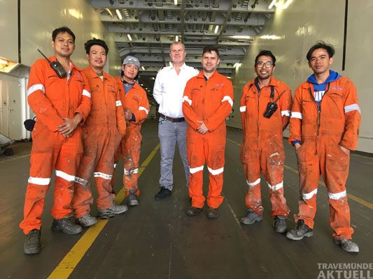 Die internationale Crew der »Genca« mit Kapitän Jan Hoek (Mitte) versteht sich als Familie. – Foto: DSM HL