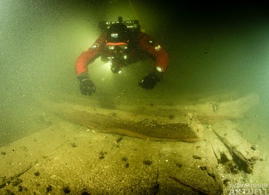 Das Foto zeigt einen Forschungstaucher der CAU bei einem Tauchgang zum Wrack. – Foto: Christian Howe