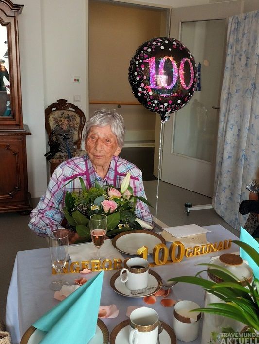 Am 30. Juli 2022 feierte Ingeborg Grunau im Pflegezentrum Travemünde der Vorwerker Diakonie ihren 100. Geburtstag. Foto <b>Vorwerker Diakonie</b>
