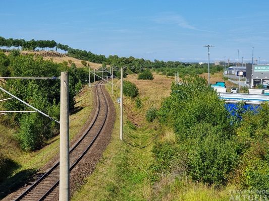 Als zweite Zufahrt nach Travemünde wird der Verlauf zwischen dem Bahndamm und dem Skandinavienkai (rechts) favorisiert. Foto <b>TA</b>