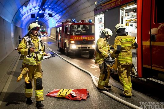 Erfolgreiche Einsatzübung im Herrentunnel bestätigt Sicherheit – Einsatzleiter während der Lagebeurteilung, Vorbereitung der Technischen Rettung im Hintergrund (4.11.2022). Foto Hansestadt Lübeck
