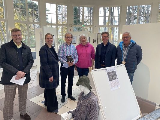 Sven Partheil-Böhncke (Bürgermeister), Anja Evers (Bürgervorsteherin), Hartmut Schwarz (Gemeinde-Forscher), Steffi Scheel (Grafik-Designerin), Joachim Nitz (Geschäftsführer TSNT), Andreas Müller (1. Vorsitzender Fremdenverkehrsverein Niendorf Ostsee e.V.) haben die Ausstellung zur Sturmflut von 1872 eröffnet. Foto TSNT
