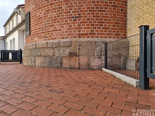 Der alte Leuchtturm von Travemünde steht seit 1539 an dieser Stelle. Er hat schon mindestens zweimal im Wasser gestanden. Am Turm ist eine Marke mit dem Wasserstand von 1872 angebracht. Foto <b>TA</b>
