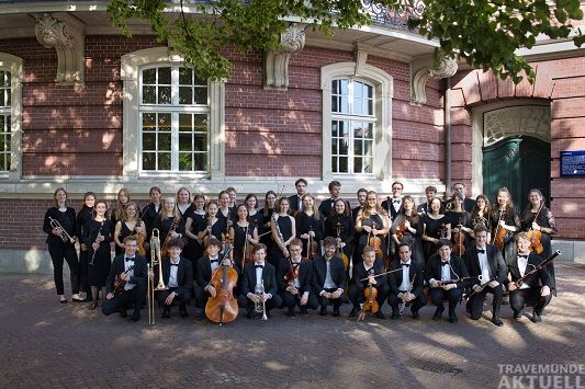 Das Jugendsinfonieorchester Ahrensburg sorgt unter der Leitung von Sönke Grohmann für adventliche Stimmung.
