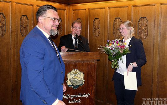 Ältermann Paul Bauer stellt den Gästen die Preisträgerin vor. Schatzmeister Heiko Wulff (li.) überreicht den Förderpreis an Annika-Fee Schulz.