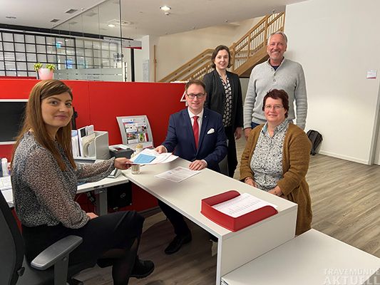 Briefwahlunterlagen können in den Bürgerservicebüros Innenstadt, St. Gertrud, Kücknitz und St. Lorenz während der regulären Öffnungszeiten ohne vorherige Terminvereinbarung beantragt, mitgenommen oder direkt vor Ort ausgefüllt und abgegeben werden. v.li.n.re.: Paulina Mohr, Sachbearbeiterin Bürgerservicebüro Innenstadt, Gemeindewahlleiter und Bürgermeister Jan Lindenau, Melanie Wöhlk, Leiterin Ordnungsamt, Lutz Dabelstein, Projektleiter Wahlen, Beate Lege, Leiterin Bereich Statistik, Logistik und Wahlen. Foto: HL