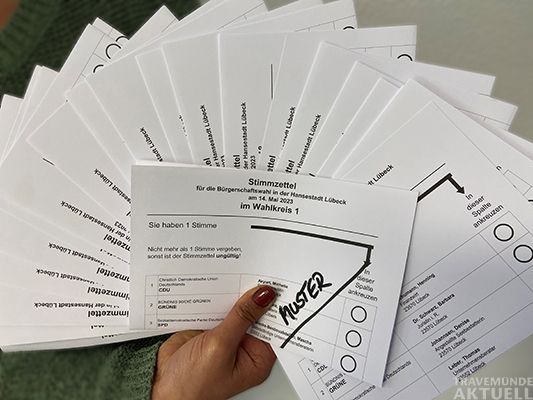 Das Stadtgebiet der Hansestadt Lübeck bildet 25 Wahlkreise. Da jeder Wahlkreis seine eigenen Kandidaten hat, gibt es 25 verschiedene Stimmzettel. Foto: HL