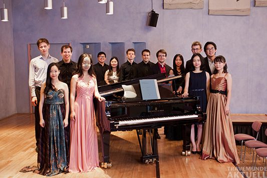 Im Ballsaal debütieren zwölf Studierende der vier Klavierklassen der Musikhochschule Lübeck mit dem neuen »Debussy-Klavier-Projekt«.