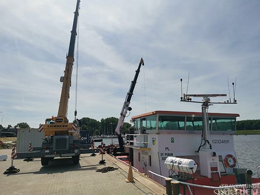 Das Tauchschiff DSV ST PERUN wird auf dem Betriebshof der LPA für die Bergungsarbeiten vorbereitet. (31.5.2023) Foto: HL