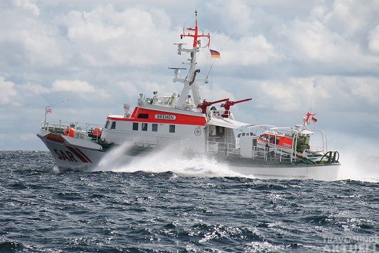 Mit dem Tochterboot VEGESACK des Seenotrettungskreuzers BREMEN gingen die Seenotretter bei starkem Seegang an einer Segelyacht längsseits und brachten ein schwer erkranktes Crewmitglied in Sicherheit. Foto: Die Seenotretter – DGzRS/Jens Dede