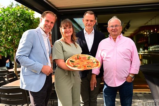 Dirk Block, Marina McCormac (Bereichsleitung), Thomas Roß (Operations Manager) und Peter Kohnert (von links nach rechts) bei der Eröffnung in Travemünde am 13. Juli 2023. Foto L’Osteria