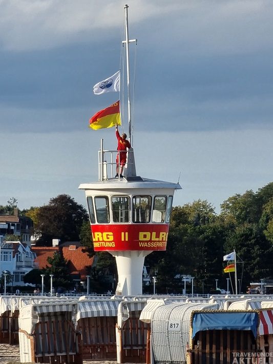 An der Strandpromenade wurden am 14. September 2023 um 18:00 Uhr zum letzten Mal in diesem Jahr die Flaggen an den Wachstationen eingeholt.