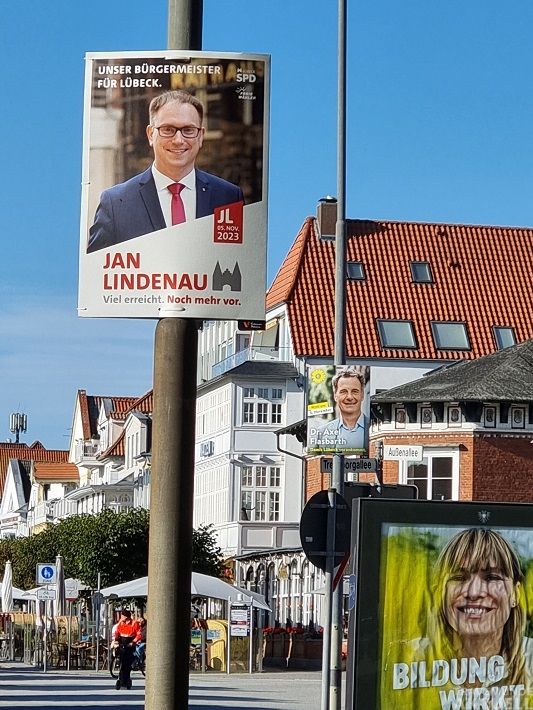 Die ersten Wahlplakate sind auch in Travemünde aufgehängt worden.