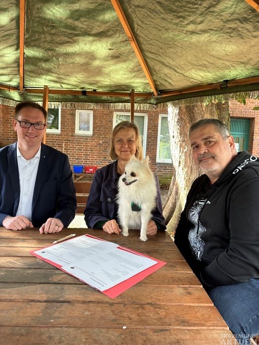 Bürgermeister Jan Lindenau, die 1. Vorsitzende Susanne Tolkmitt und der 1. Stellvertretende Oliver Wreth unterzeichnen den neuen Vertrag. (5. Oktober 2023)