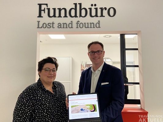 Christin Köhler, Sachgebietsleiterin im Bürgerservicebüro Innenstadt, und Bürgermeister Jan Lindenau , stellten das digitale Fundbüro Lübeck am 2. November 2023 vor.