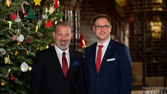 Stadtpräsident Henning Schumann und Bürgermeister Jan Lindenau wünschen allen Lübecker:innen einen guten Jahreswechsel und ein gesundes und (hoffentlich) friedvolles neues Jahr 2024!