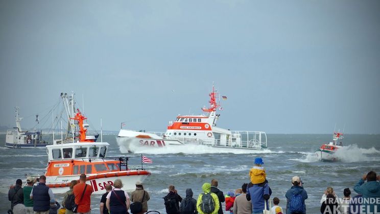 Ihren beliebten Tag der Seenotretter begeht die DGzRS in diesem Jahr zum 27. Mal auf ihren Stationen an Nord- und Ostsee – mit Vorführungen, Besichtigungen, Mitfahrten und vielen Gesprächen. (Archivfoto: Die Seenotretter – DGzRS, Andreas Rade)