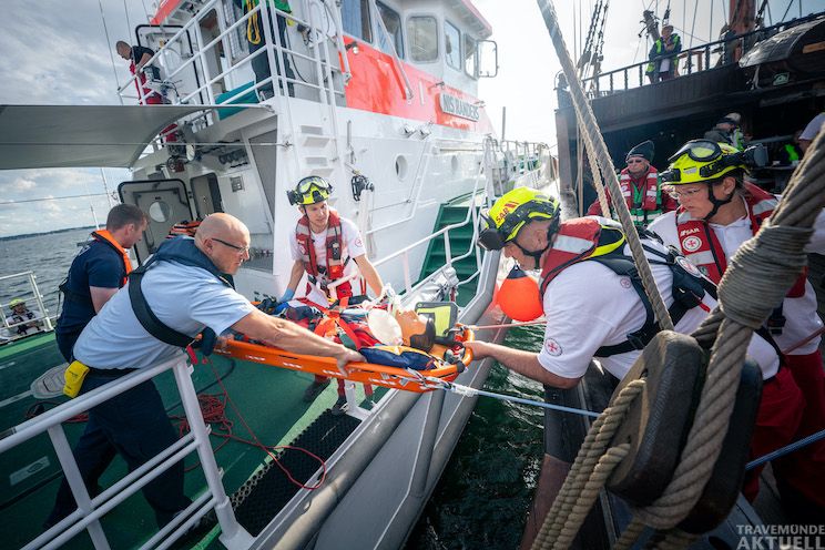 Übergabe eines »Verletzten« auf einen Seenotrettungskreuzer während der Übung (Foto Die Seenotretter – DGzRS)