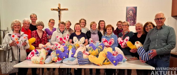 Ehrenamtliche nähen Herzkisten für Brustkrebspatientinnen (Foto: Frauengruppe St. Joseph / St. Georg)