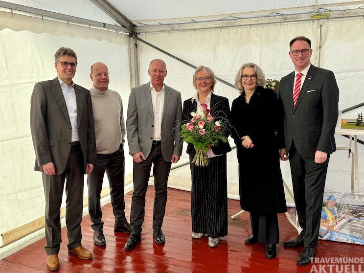 Dietmar Lonke (Geschäftsführer BRG), Prof. Sebastian Jürgens (Geschäftsführer LHG), Armin Riedl (Geschäftsführer Kombiverkehr), Antje Falk (ehemalige Geschäftsführerin BRG), Susanne Henckel (Staatssekretärin im Ministerium für Wirtschaft, Verkehr, Arbeit, Technologie und Tourismus des Landes Schleswig-Holstein) und Jan Lindenau (Bürgermeister der Hansestadt Lübeck) feierten gemeinsam 25 Jahre Baltic Rail Gate (Foto: LHG)
