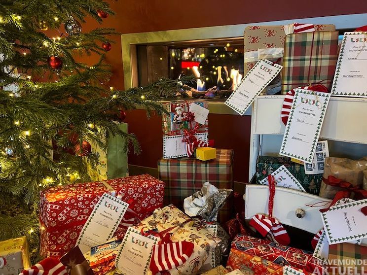 Die Geschenke – von Kuscheltieren bis zu hilfreichen Alltagsgegenständen – werden auch in diesem Jahr vom Verein Lübeck-Hilfe für krebskranke Kinder e.V. verteilt. Foto: DSR Hotel Holding