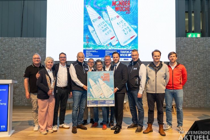 Zur Plakatübergabe kamen zusammen (von links): NRV-Wettfahrtleiter Stephan Uden, TW-Projektmanagerin Birgit Stamp-Oehme, Gesamtwettfahrtleiter Anderl Denecke, TW-Geschäftsführer Frank Schärffe, ZYC-Regattapräsident Sascha Osterwalder, Künstlerin Frauke Klatt, der LYC-Vorsitzende Lutz Kleinfeldt, Geschäftsführer Messen Marius Berlemann, TW-Sportdirektor Jens Kath, Michiel Geerling von RS Sailing und BYC-Wettfahrtleiter Lorenz Buchler. Foto: Christian Beeck/TW