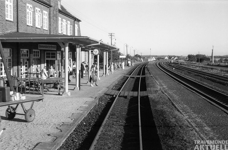 Die Ausstellung zur Geschichte der ostholsteinischen Bäderbahn mit historischen Fotografien und Exponaten kann man im Alten Rathaus anschauen. Foto: TSNT GmbH