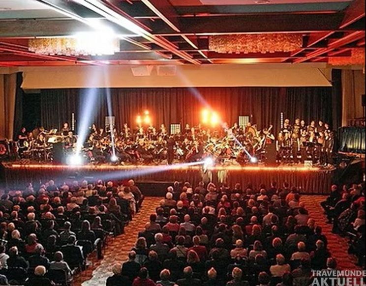 Die Lübeck PopSymphonics versprechen einen Abend voller Erinnerungen, Emotionen und mitreißender Musik, der die Atmosphäre der 80er Jahre wieder aufleben lässt. Foto: Lübeck PopSymphonics
